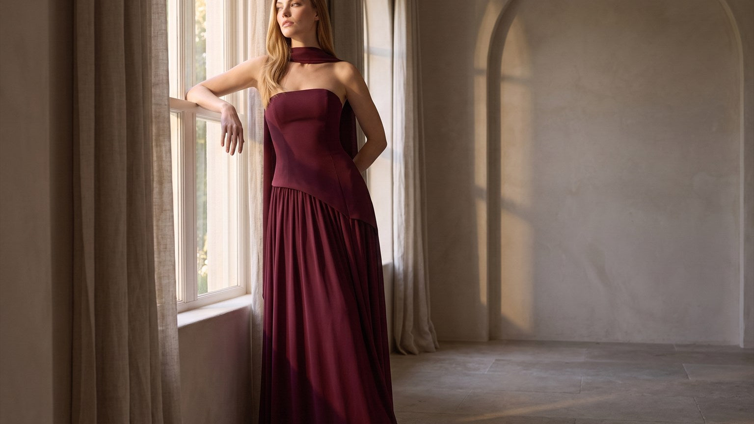 Louise e Corélia indossano gli abiti lunghi Vestira Maison